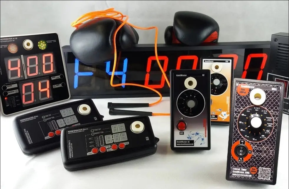 Mehrere Gymtimer mit Zubehör auf heller Fläche ausgestellt.