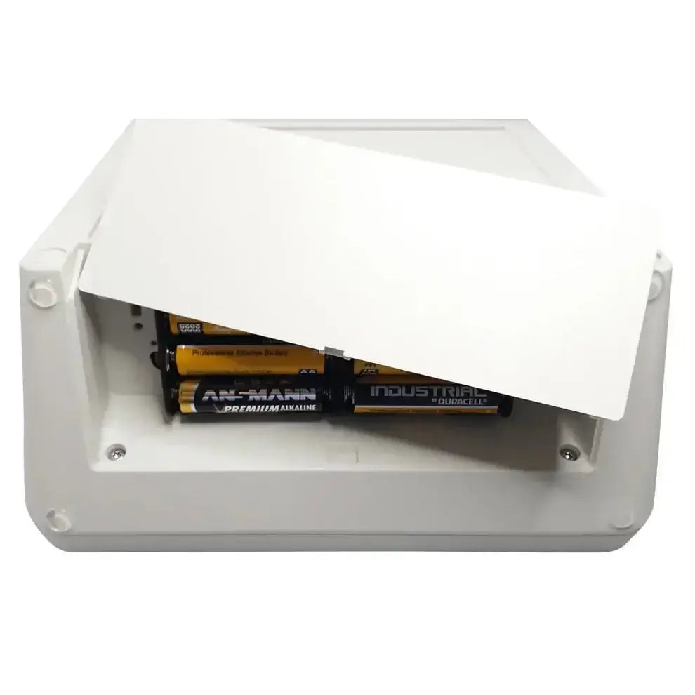 Öffentliches Batteriefach des KondiMaster RC90 HIIT Timers mit AA-Batterien.